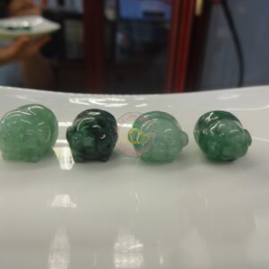 Mặt dây chuyền hình con heo ngọc Jadeite A .
