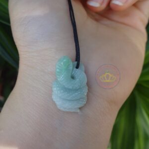 Mặt dây chuyền hình con rắn ngọc Jadeite A .