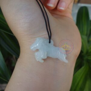 Mặt dây chuyền hình con ngựa ngọc Jadeite A .