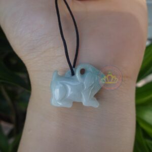 Mặt dây chuyền hình con dê ngọc Jadeite A .