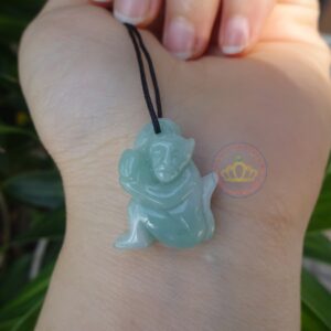Mặt dây chuyền hình con khỉ ngọc Jadeite A .