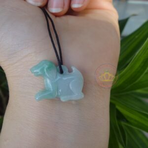 Mặt dây chuyền hình con chó ngọc Jadeite A .
